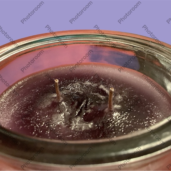 Transform any space into a blooming early spring garden, enchanting 18oz. Candle - Picture 5 of 5